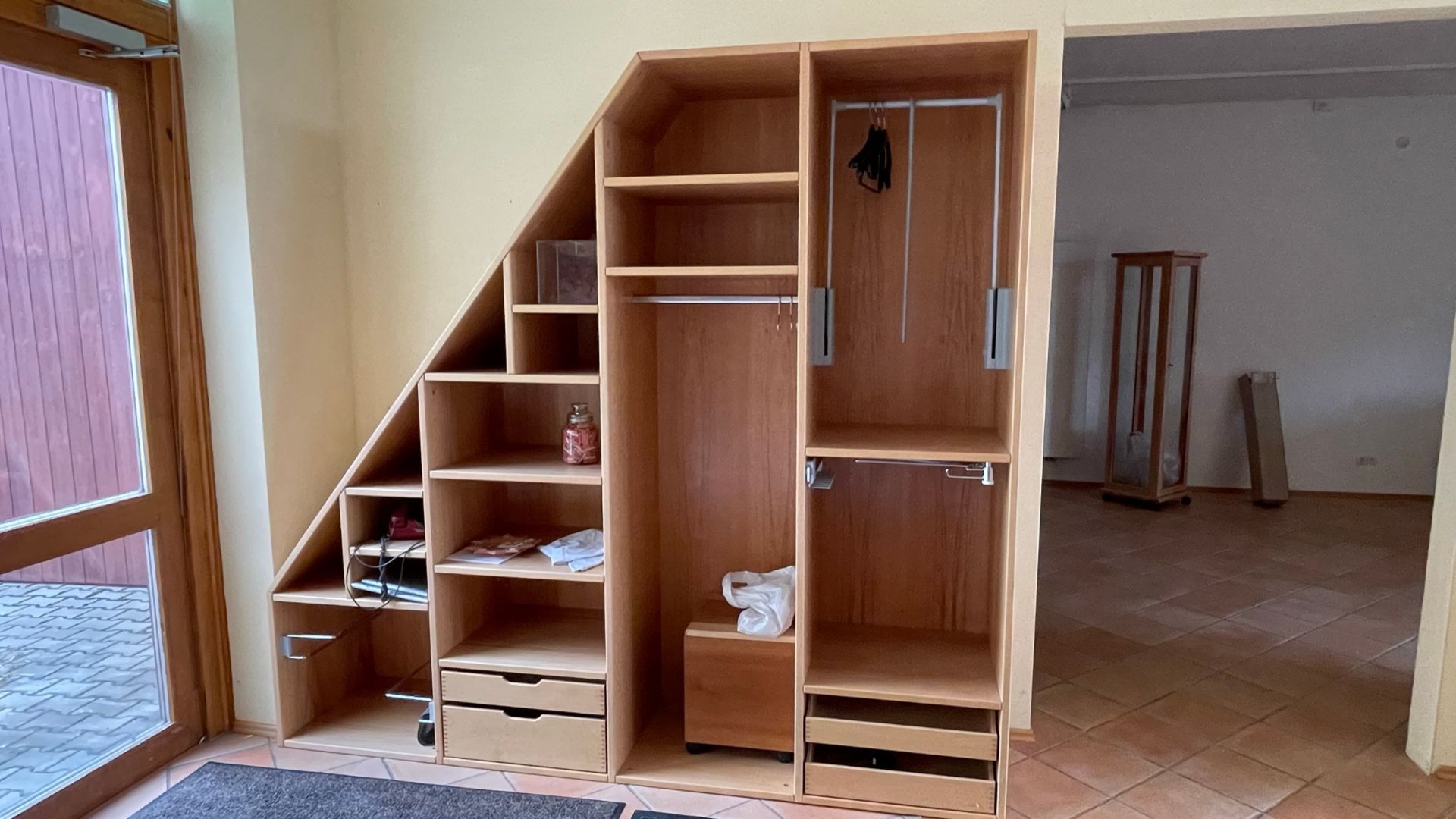 Offener Schrank für Dachschräge